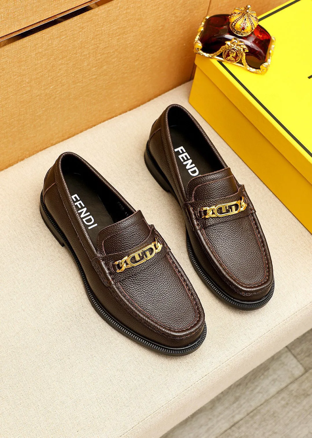 Men's shoes 💰460 💐 Product trademark: FENDI [Fendi] casual leather shoes Regular size: 38-44 (45🉑️customized) Product materials: Selected imported first-layer pebbled cowhide leather upper + luxury hardware buckle, imported cowhide lining. Strong three-dimensional visual effect, rubber outsole Color: 3⃣️colors available